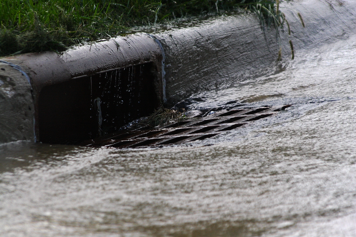 Bouche d'égout pluvial, élément des réseaux d'eaux pluviales analysés par OpenFlows
