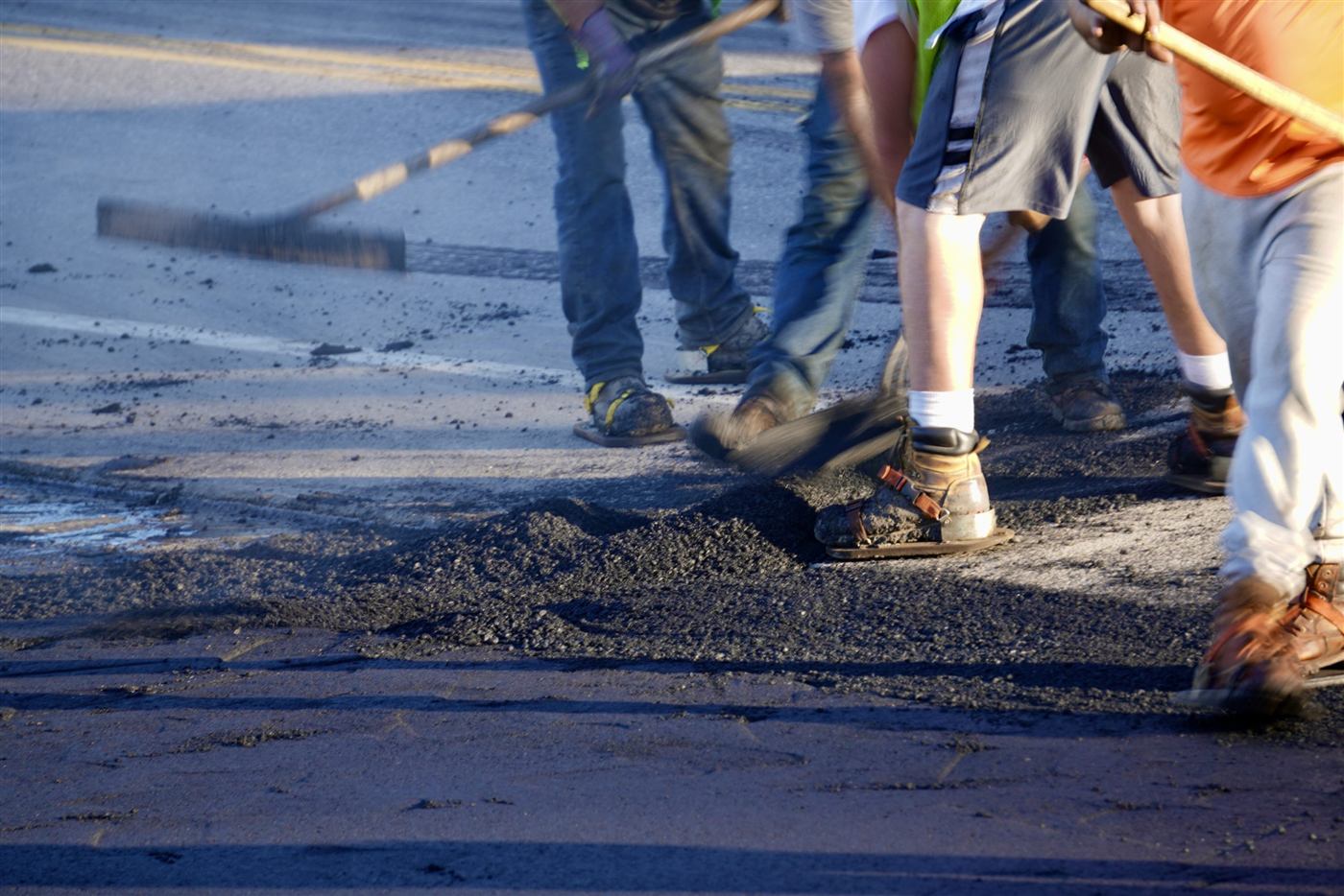 Travaux de revêtement d'une route, étape finale d'un projet d'infrastructure