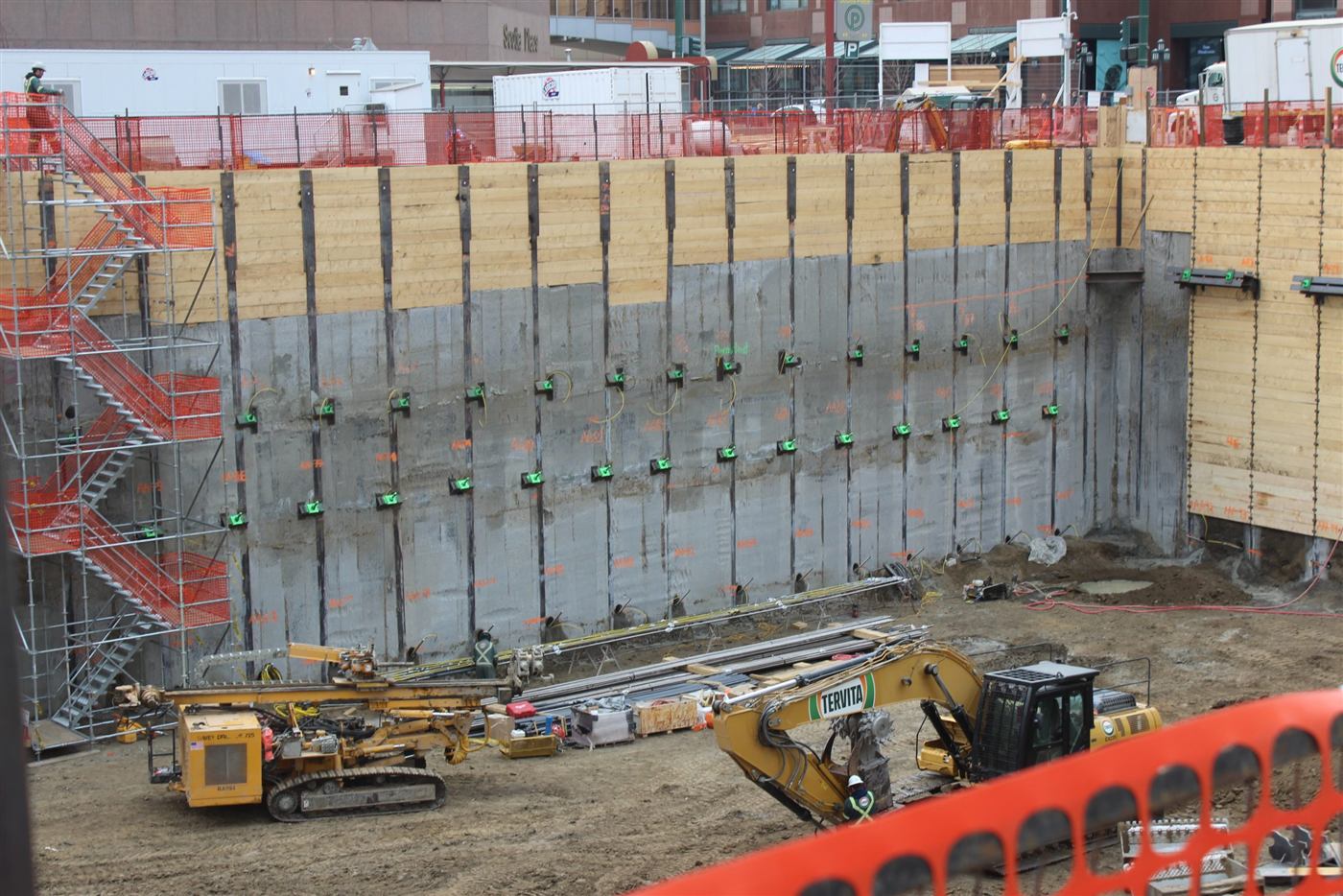 Excavation profonde pour les fondations d'un immeuble de grande hauteur, modélisable avec PLAXIS 3D