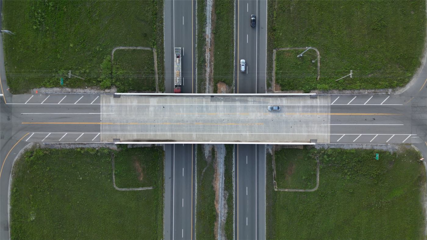 Vue aérienne d'un échangeur autoroutier illustrant la complexité des projets de conception routière