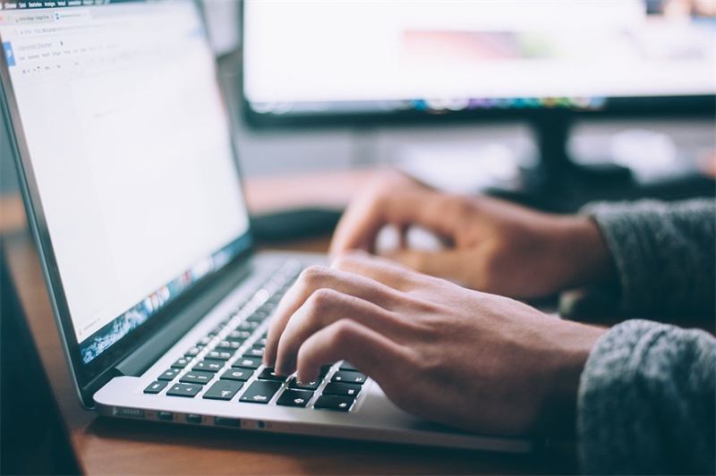 Mains sur un ordinateur portable : exercices pratiques sur vos données