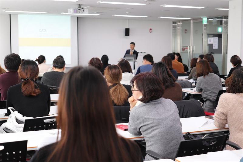 Formation en salle : un formateur devant un groupe de participants